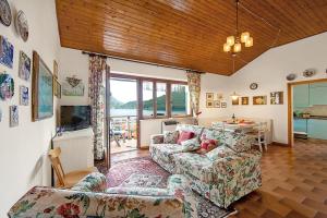 un soggiorno con divano e TV di Casa Paola al Lago - Happy Rentals a Ledro