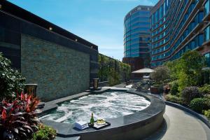 Bazén v ubytování Royal Plaza Hotel nebo v jeho okolí