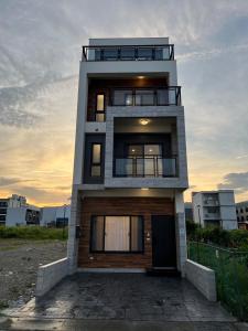 un grand bâtiment avec un coucher de soleil en arrière-plan dans l'établissement Muzhu B&B, à Yilan