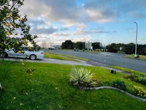 Garður fyrir utan Auckland Sea&SkyTower view Homestay with free Netflix, Parking