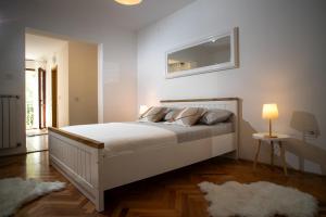 a bedroom with a large bed and a mirror at Apartment "Istra Inspirita II" in Rovinj