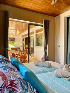 um quarto com uma cama grande e um pátio em Villa Hoama Lodge Moorea em Teavaro