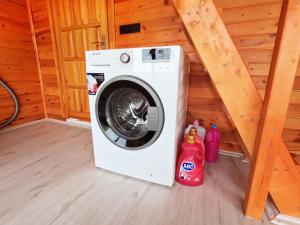 uma máquina de lavar roupa numa casa minúscula em Necran Bungalow اكواخ ايدر em Rize