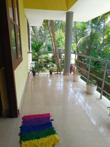 eine Lobby mit einem bunten Teppich auf dem Boden in der Unterkunft Pebbles in Kozhikode