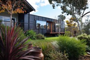 a black house with a glass facade at The Clubhouse in Hepburn