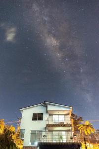 una casa bajo el cielo nocturno con la Vía Láctea en Florida Koi en Pereira