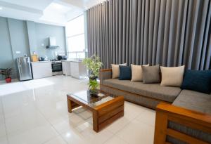 - un salon avec un canapé et une table basse dans l'établissement Quest Colombo Residencies, à Talawatugoda