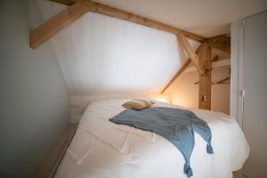 una stanza con un letto con un ombrello sopra di Les Voiles - Appart'hotel "Le Sein" a Carnac