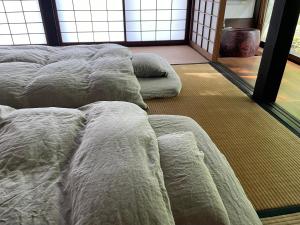 grupa łóżek siedzących w pokoju w obiekcie 甘糟屋敷 Amakasu Yashiki KAMAKURA w mieście Kamakura