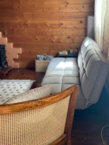 sala de estar con sofá, mesa y sillas en הבלוט - בקתה אינטימית בצל אלון en Abirim
