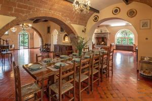 Un restaurant sau alt loc unde se poate mânca la Agriturismo il Pornelleto - Villa Alari