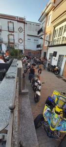 un grupo de motocicletas estacionadas frente a un edificio en A.T. La Plaza, en Calamonte
