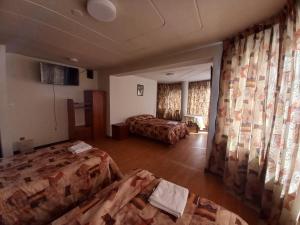 een hotelkamer met 2 bedden en een kamer met gordijnen bij HOSTAL SUMITA HOUSE_INN in Puno
