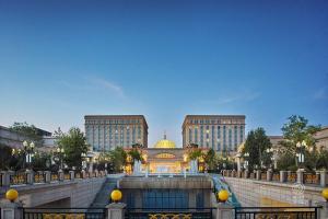 GUOCE International Convention & Exhibition Center في Shunyi: اطلالة على مبنى مع مبنيين كبيرين