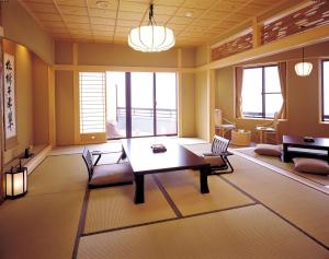 富士河口湖的住宿－丸榮日式旅館，一个带桌椅的大客厅