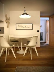 a dining room with a white table and chairs at NEW Alpe Veille, Chalet Centro La Thuile 2 Bagni e Garage Privato in La Thuile