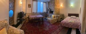 - un salon avec un lit et une cheminée dans l'établissement Guest House Lilia, à Erevan