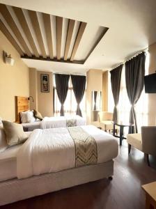 1 dormitorio grande con 2 camas y sofá en Nirvana Inn en Paro