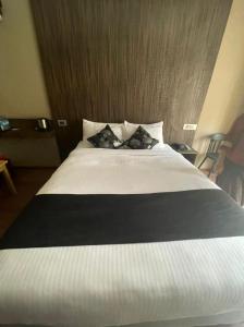 Postel nebo postele na pokoji v ubytování Nirvana Inn