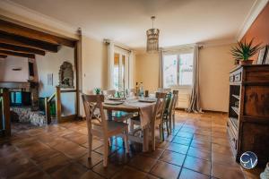 uma sala de jantar com mesa e cadeiras em Belle Villa au calme avec Superbe vue em Bagnols-sur-Cèze