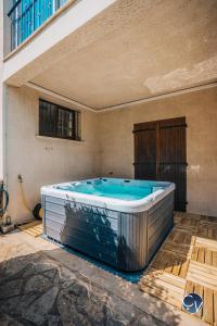 uma banheira de hidromassagem sentada dentro de uma casa em Belle Villa au calme avec Superbe vue em Bagnols-sur-Cèze