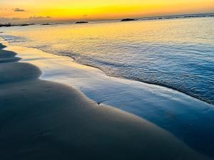 vista para a praia ao pôr-do-sol em Villa Ro em Porto Columbu - Perdʼe Sali