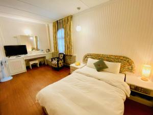 Кровать или кровати в номере Li Hua Hotel