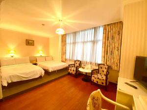 桃園區的住宿－麗華商務大飯店 ，酒店客房设有两张床和电视。