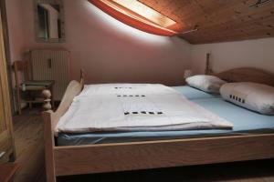 ein großes Bett in einem Zimmer mit einer Decke in der Unterkunft Ferienwohnung Degner in Schönberg