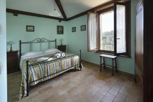 una camera con un letto in una stanza con pareti verdi di Country House Il Sambro a Bettona