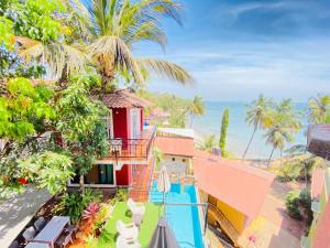 una vista aérea de una casa con piscina y el océano en Casa de Tidina en Dona Paula