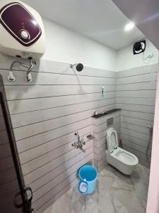 een badkamer met een toilet en een wastafel bij Light House, Unique & Cozy 2bhk in Guwahati