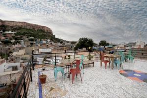 um grupo de cadeiras e mesas numa varanda em Banasa Heritage Haveli em Jodhpur