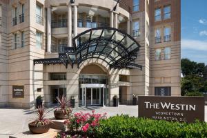 un edificio con una señal delante de él en Westin Georgetown, Washington D.C., en Washington