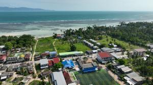 - une vue aérienne sur une ville à côté de la plage dans l'établissement LEO HOSTEL, à Baan Tai
