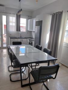 een eettafel en stoelen in een keuken bij Edelweiss in Nydri