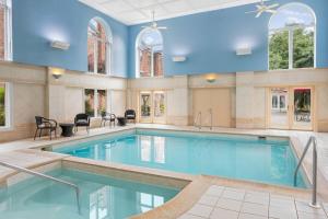 une grande piscine intérieure aux murs bleus et aux fenêtres dans l'établissement Residence Inn by Marriott West Orange, à West Orange