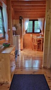 a kitchen and dining room of a log cabin at Borowa Chatka in Borowy Młyn