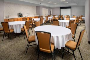 une salle de classe avec des tables et des chaises dans l'établissement SpringHill Suites Alexandria, à Alexandria