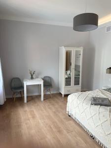 sypialnia z łóżkiem, stołem i lustrem w obiekcie Brama Krakowska - Old Town - Premium Apartment w mieście Lublin