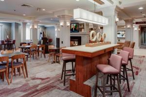 a lobby with a bar and tables and chairs at Courtyard by Marriot Cranbury South Brunswick in Cranbury