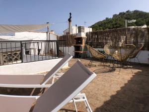 grupa krzeseł i stołów na balkonie w obiekcie Bienvenido a Chez Matu w mieście Capdepera