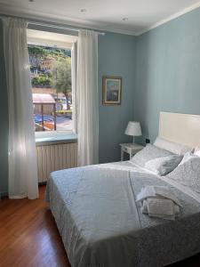 a bedroom with a bed and a large window at Benvenuto Beach House in Monterosso al Mare