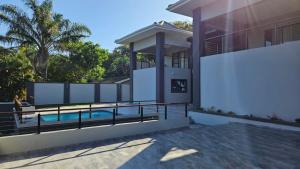 een weergave van een huis met zwembad bij Casa De Luxe in Ballito