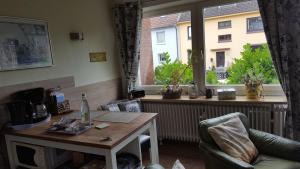 - un salon avec une table et une fenêtre dans l'établissement Ferienwohnung Seesternchen, à Bremerhaven