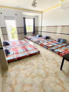 Großes Zimmer mit 3 Betten. in der Unterkunft Nhà Nghỉ Cẩm Tiên 1 in Hà Tiên