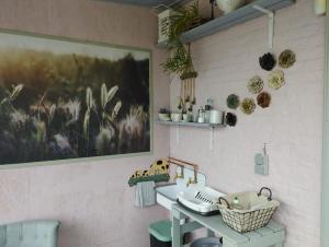 フォワシャペルにあるLa cabane du berger du parc national ESMの洗面台付きのバスルーム、壁に絵画