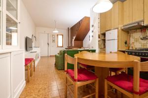 Una cocina y un comedor con mesa y sillas. en Nice holiday home, en Castagneto Carducci