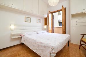 ein Schlafzimmer mit einem Bett, einem Stuhl und einem Fenster in der Unterkunft Nice holiday home in Castagneto Carducci