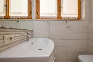 un baño con lavabo e inodoro en Nice holiday home, en Castagneto Carducci 16 fotos más